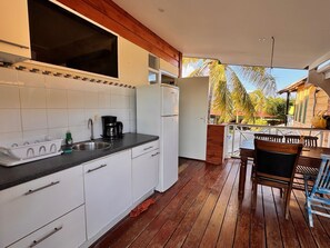 Deluxe Studio, Pool View | Private kitchen