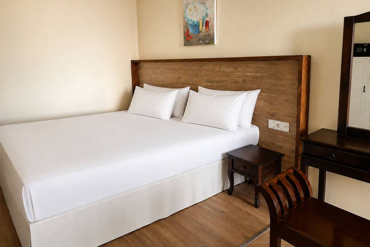 Estudio Confort, vistas a la piscina | Caja fuerte, wifi gratis, ropa de cama