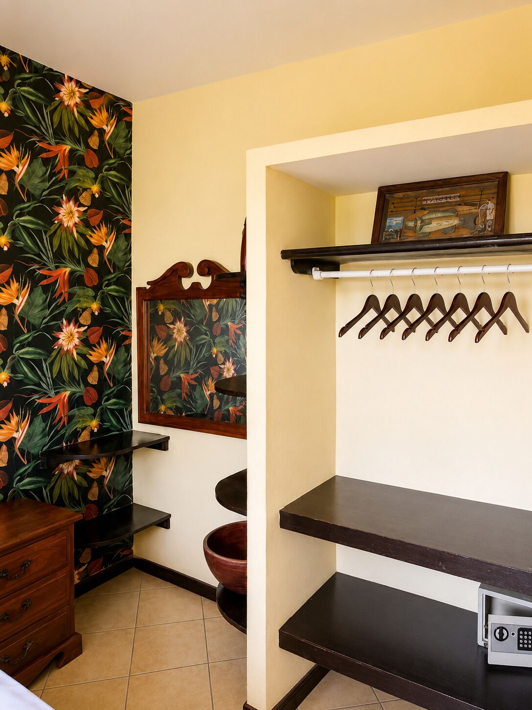 Een badkamer met toilet, wastafel en douche. Handdoekrek met ophanghaakjes en een lijst erboven.