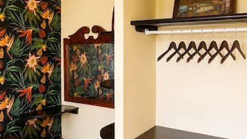 Een badkamer met toilet, wastafel en douche. Handdoekrek met ophanghaakjes en een lijst erboven.