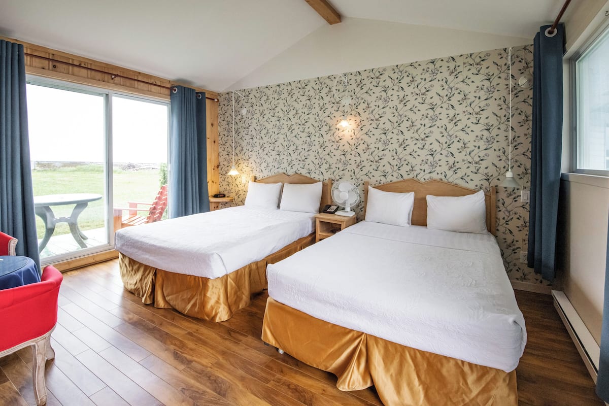 Chambre Club double | Lit avec matelas Select Comfort, fer et planche à repasser