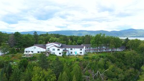 Building design - Hotel La Roche Pleureuse (Isle aux Coudres)