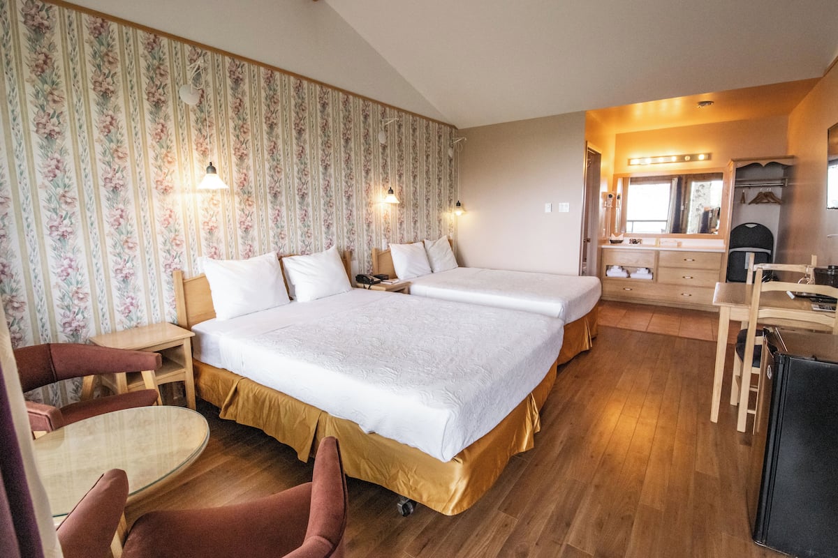 Chambre classique double ou avec lits jumeaux | Lit avec matelas Select Comfort, fer et planche à repasser