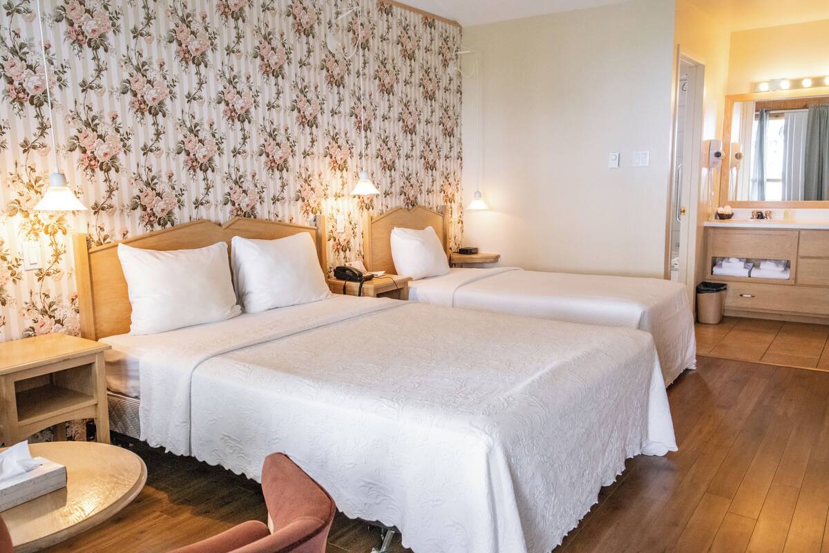 Chambre classique double ou avec lits jumeaux | Lit avec matelas Select Comfort, fer et planche à repasser