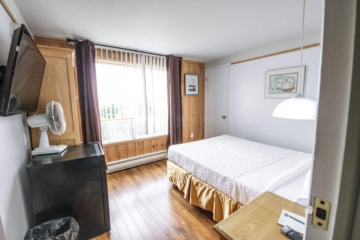 Chambre simple classique | Lit avec matelas Select Comfort, fer et planche à repasser