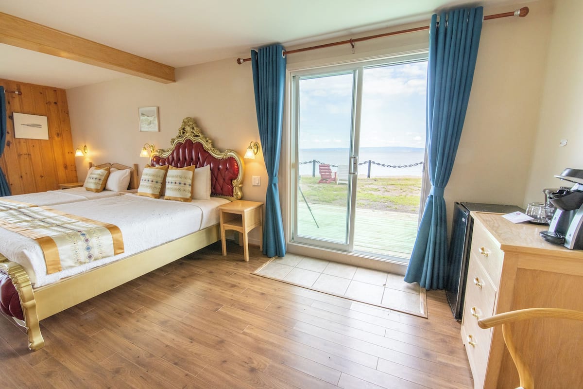 Chalet rustique Supérieur | Lit avec matelas Select Comfort, fer et planche à repasser