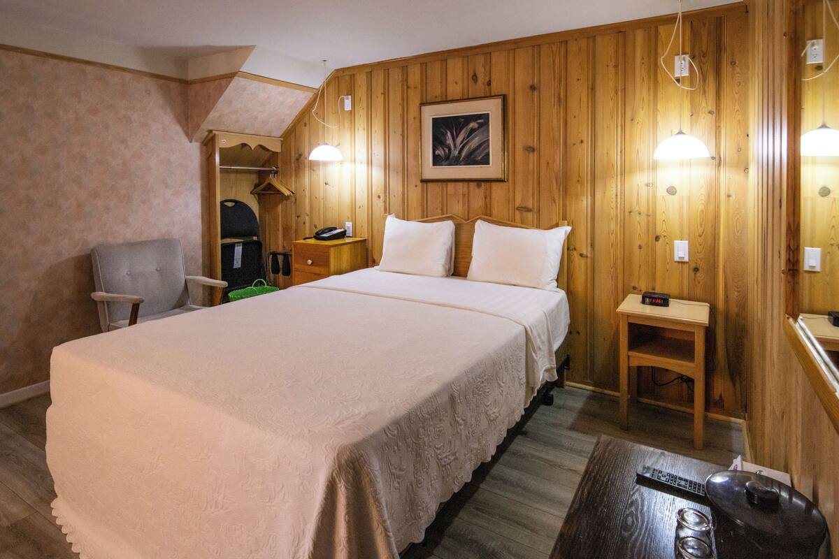 Chambre simple de base | Lit avec matelas Select Comfort, fer et planche à repasser