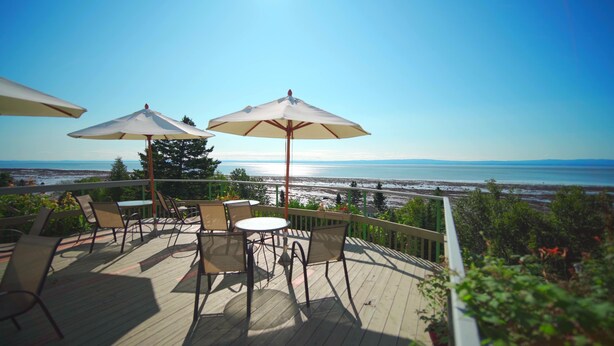 Terrace/patio - Hotel La Roche Pleureuse (Isle aux Coudres)