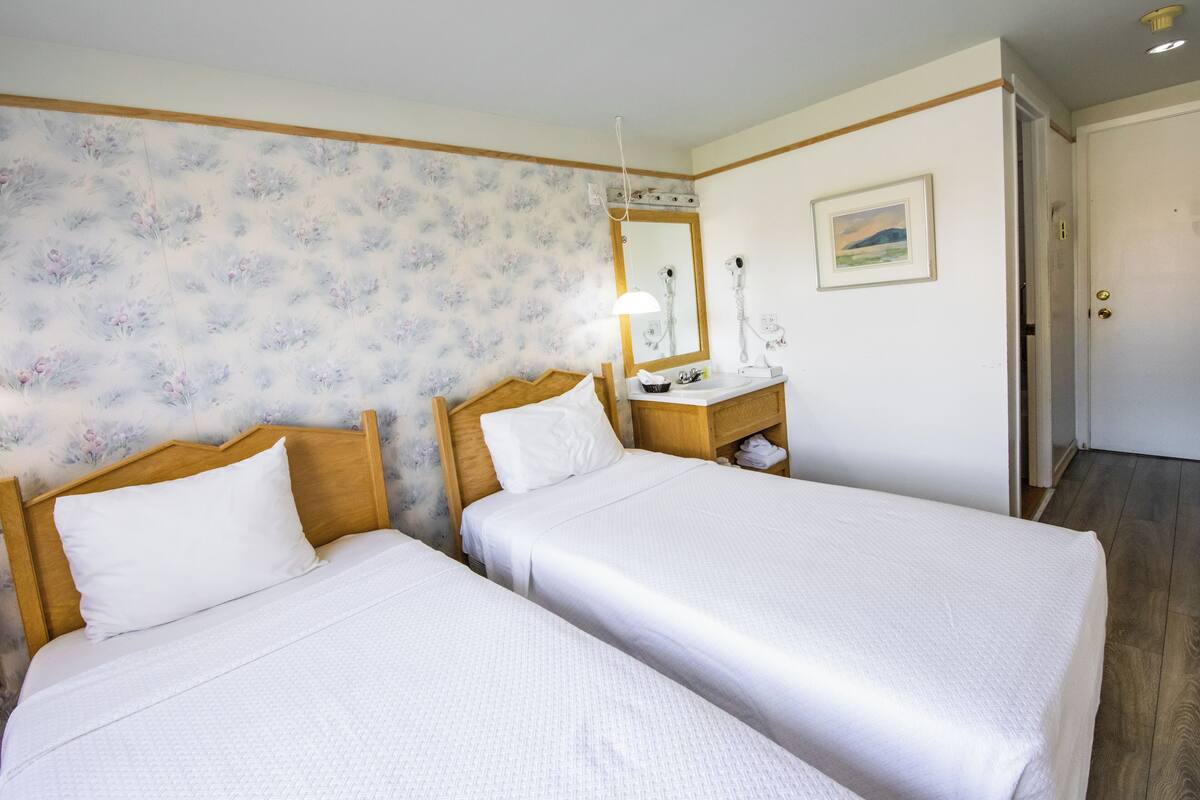 Chambre Confort avec lits jumeaux | Lit avec matelas Select Comfort, fer et planche à repasser