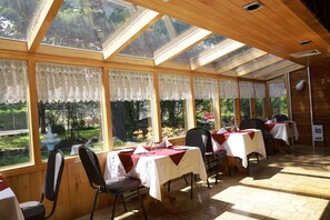 Dining - Hotel La Roche Pleureuse (Isle aux Coudres)