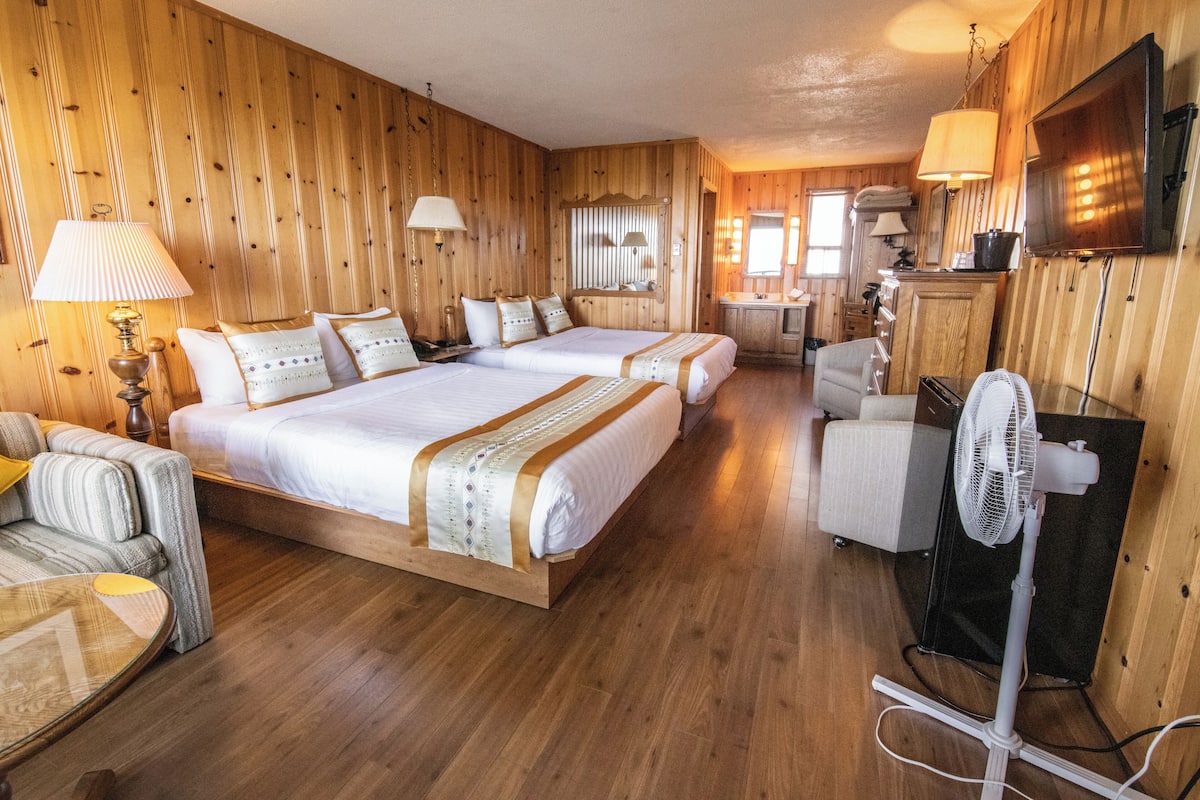 Chambre classique | Lit avec matelas Select Comfort, fer et planche à repasser
