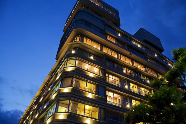 Front of property - evening/night - Kaigetsukan (Sumoto)