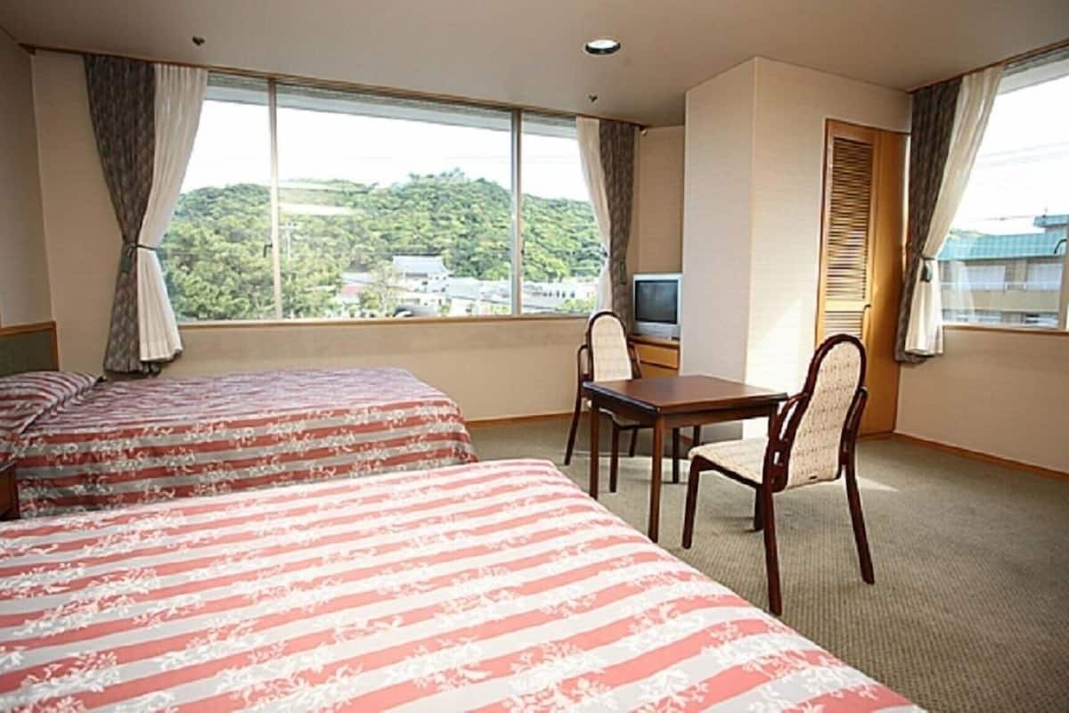 Premium bedding, in-room safe, desk, laptop workspace