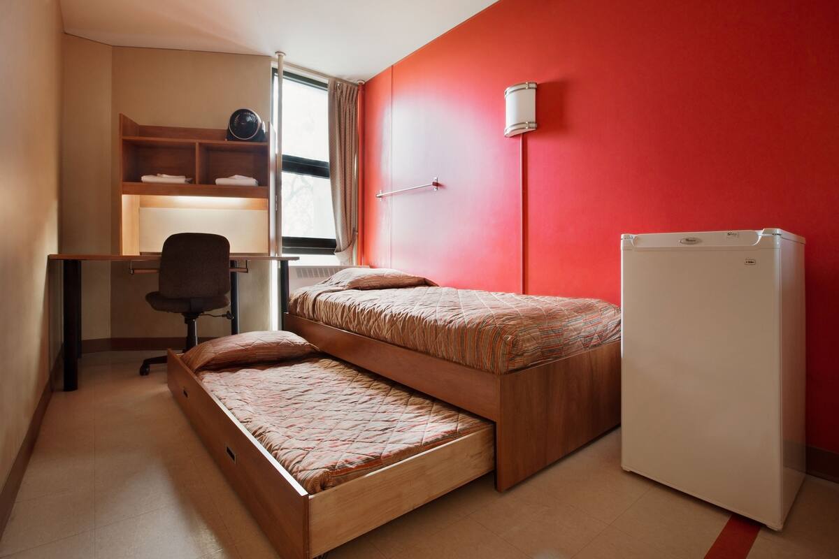 Tomannsrom, delt bad (1 Trundle bed) | Skrivebord, skrivebord for bærbar PC og blendingsgardiner
