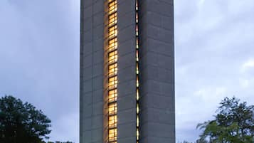 Fachada da propriedade à noite