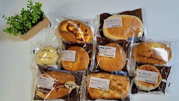 Daily to-go breakfast (JPY 1000 per person)