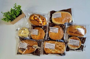 อาหารเช้าบรรจุกล่องทุกวัน (JPY 1000 ต่อคน)