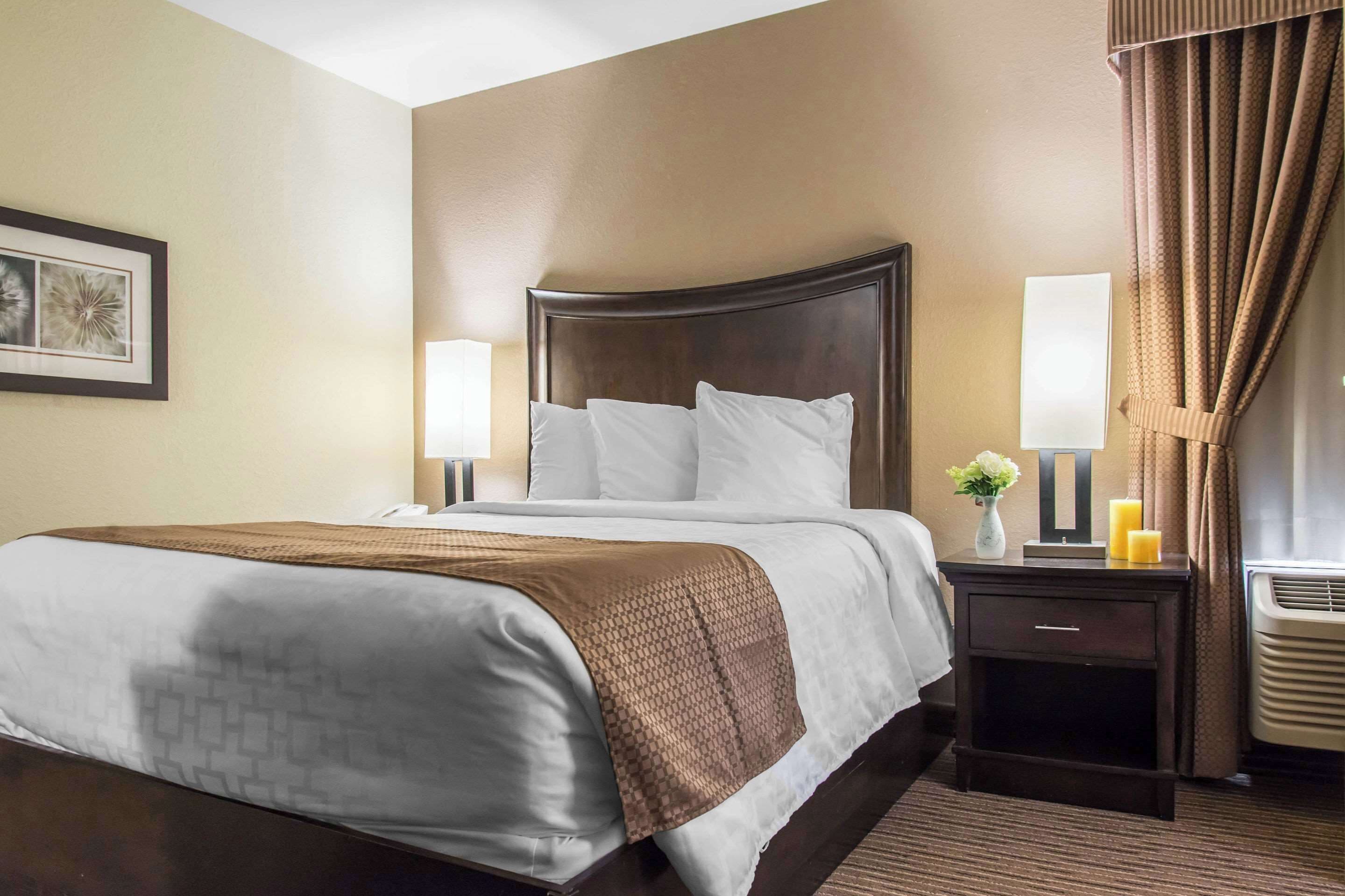 1 bedroom, pillow-top beds, desk, iron/ironing board