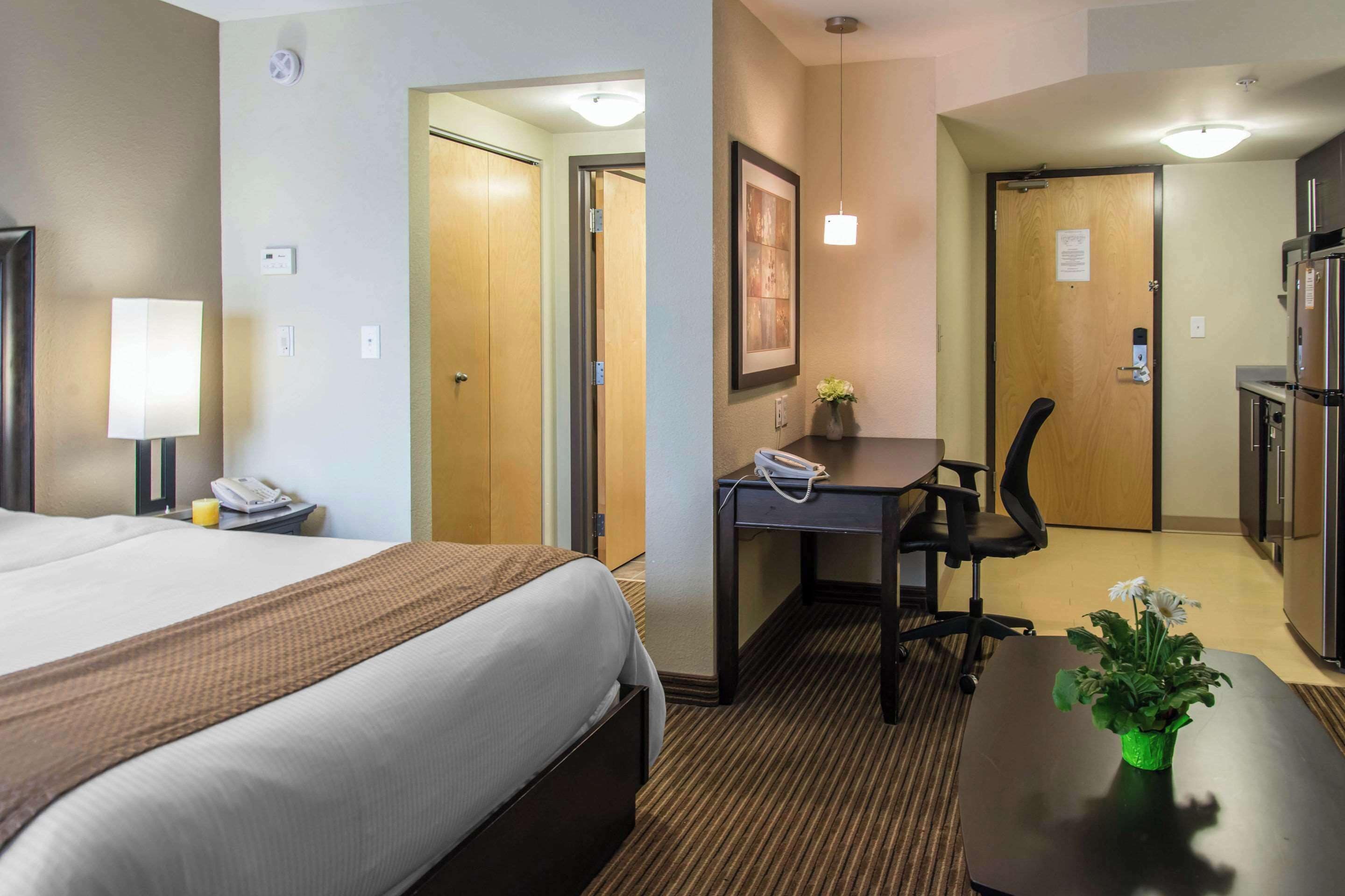 suite, 1 queen bed with sofa bed, non smoking | 1 bedroom, pillow-top beds, desk, iron/ironing board