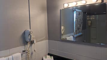 Combined shower/tub, deep soaking tub, free toiletries, towels
