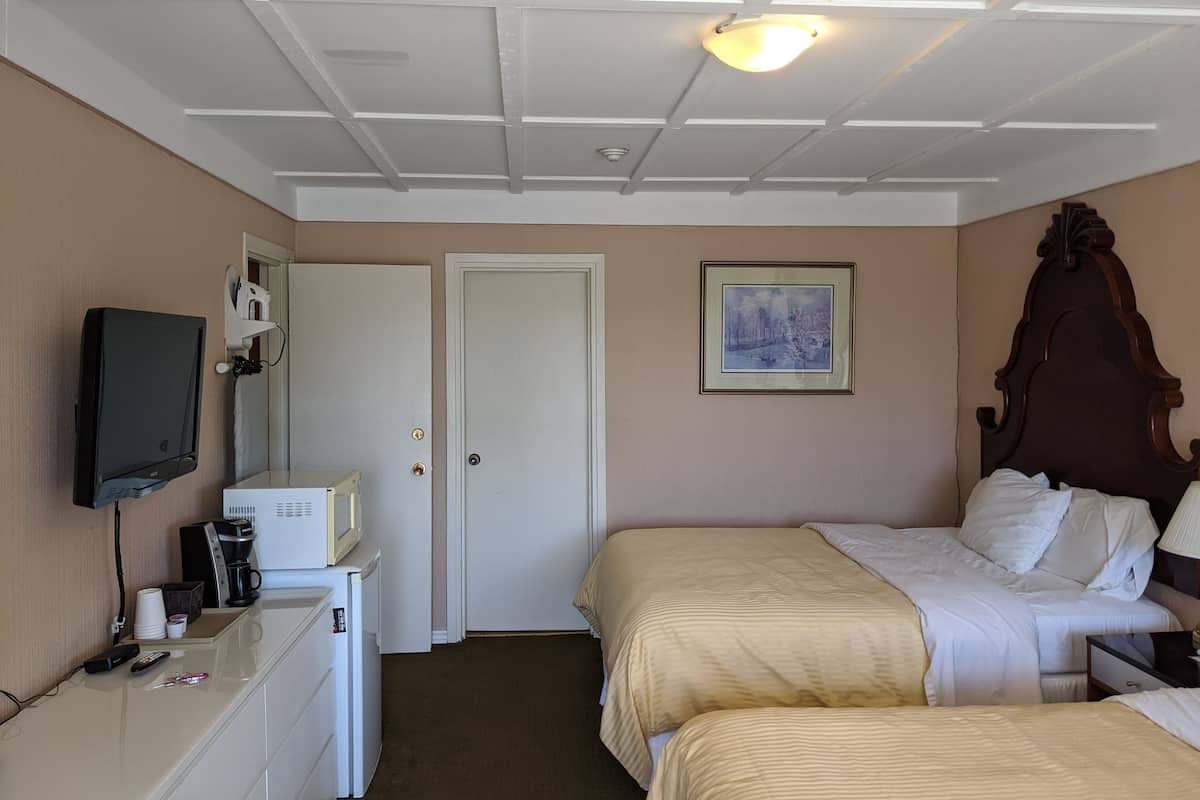 Down duvets, Select Comfort beds, desk, blackout curtains