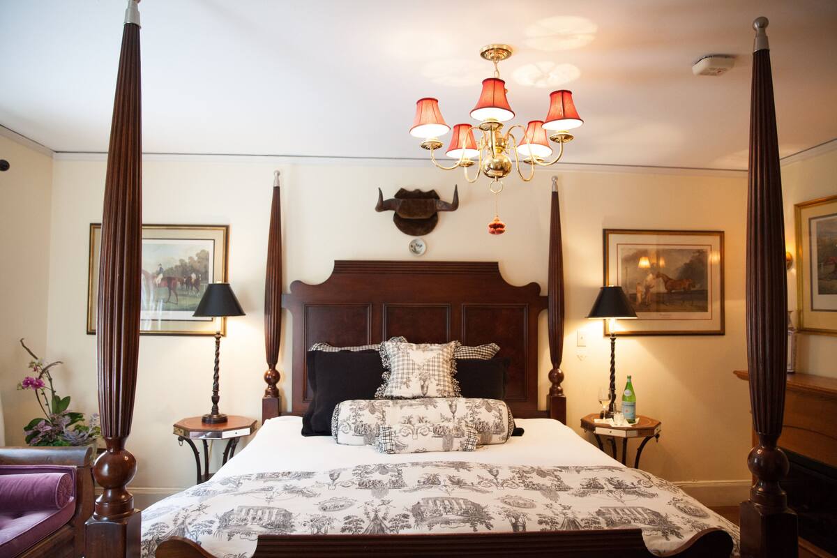 Room Three | Premium bedding, WiFi (free), individually decorated