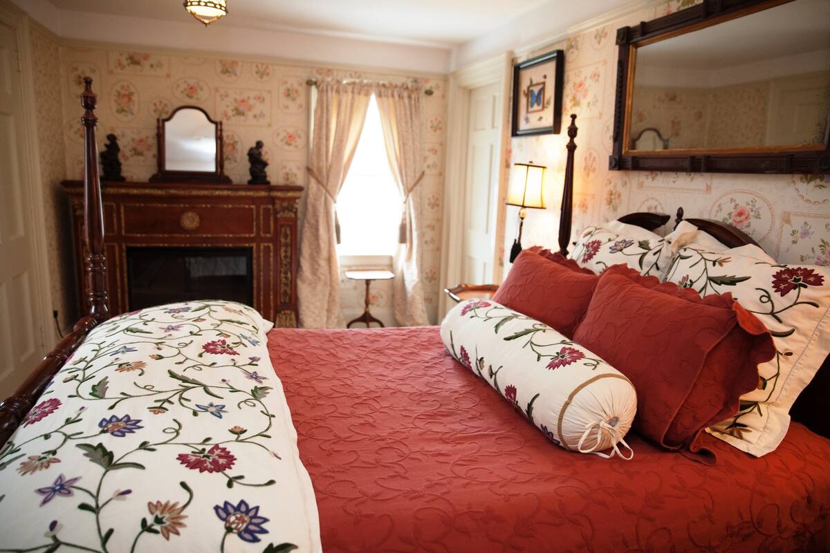 Room Eight | Premium bedding, WiFi (free), individually decorated
