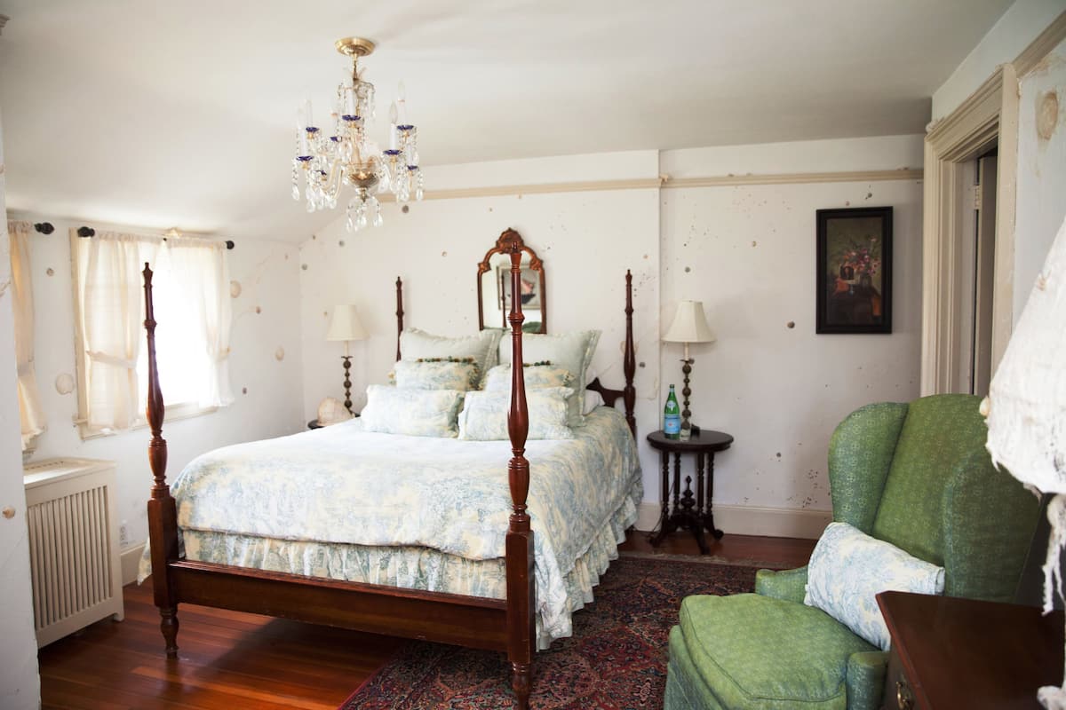 Room Nine | Premium bedding, WiFi (free), individually decorated