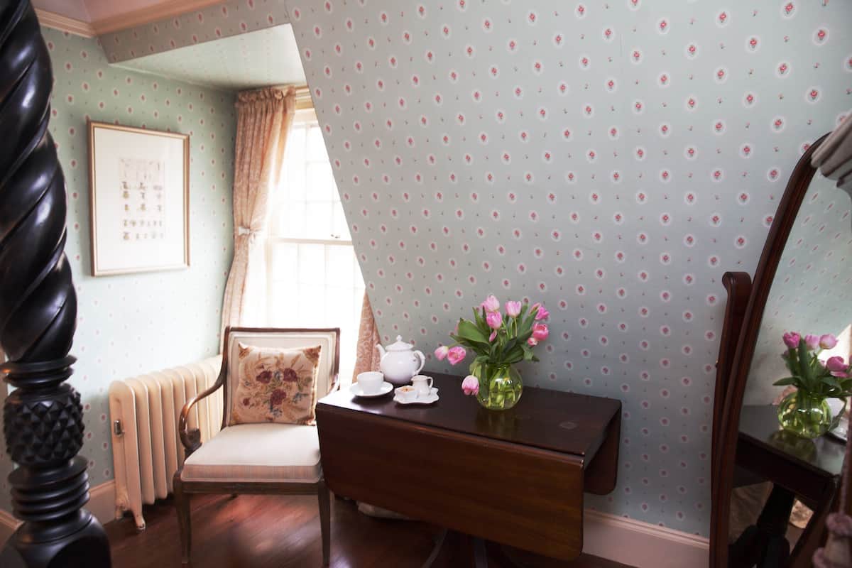 Room Ten | Living area