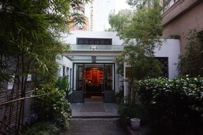 Exterior - Baolong Homelike Hotel Jingan Branch Shanghai (Shanghai)