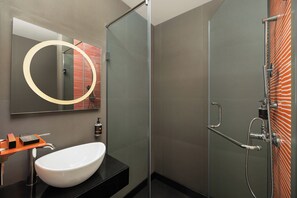 Luxury Tek Büyük Yataklı Oda, 1 Büyük (Queen) Boy Yatak (Luxe) | Banyo | Duş, geniş duş başlığı, havlu 