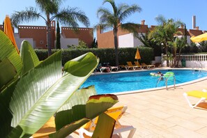 Piscine extérieure, parasols de plage, chaises longues