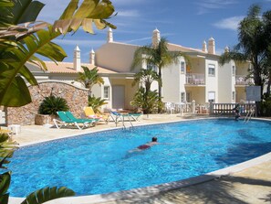 Piscine extérieure, parasols de plage, chaises longues