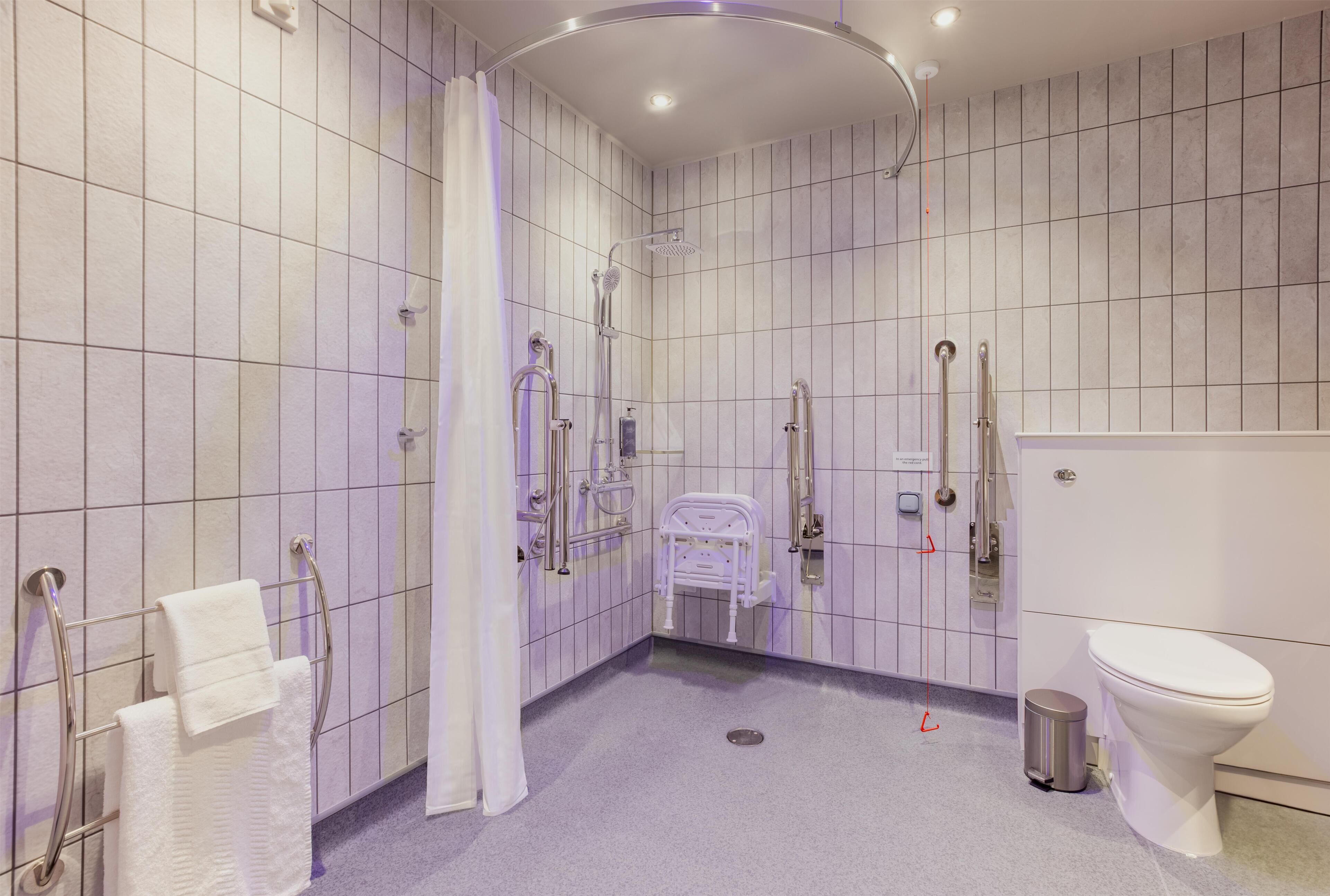 Habitación doble estándar, regadera para personas con discapacidad | Baño | Amenidades de baño gratuitas 