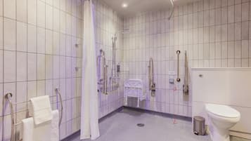 Habitación doble estándar, regadera para personas con discapacidad | Baño | Amenidades de baño gratuitas