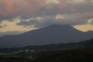 Paesaggio montano con una città sullo sfondo.