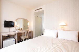Escritorio, wifi gratis y ropa de cama 