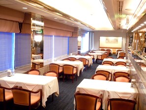 Lunsj serveres, lokale retter