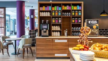 Desayuno buffet (EUR 17.9 por persona)