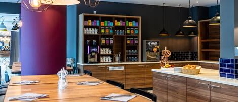 Desayuno buffet (EUR 17.9 por persona)