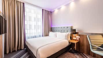 Habitación doble estándar | Cortinas blackout, insonorización y tabla de planchar con plancha