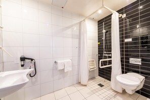 Accessible bathroom - Premier Inn Dresden City Centre (Dresden)
