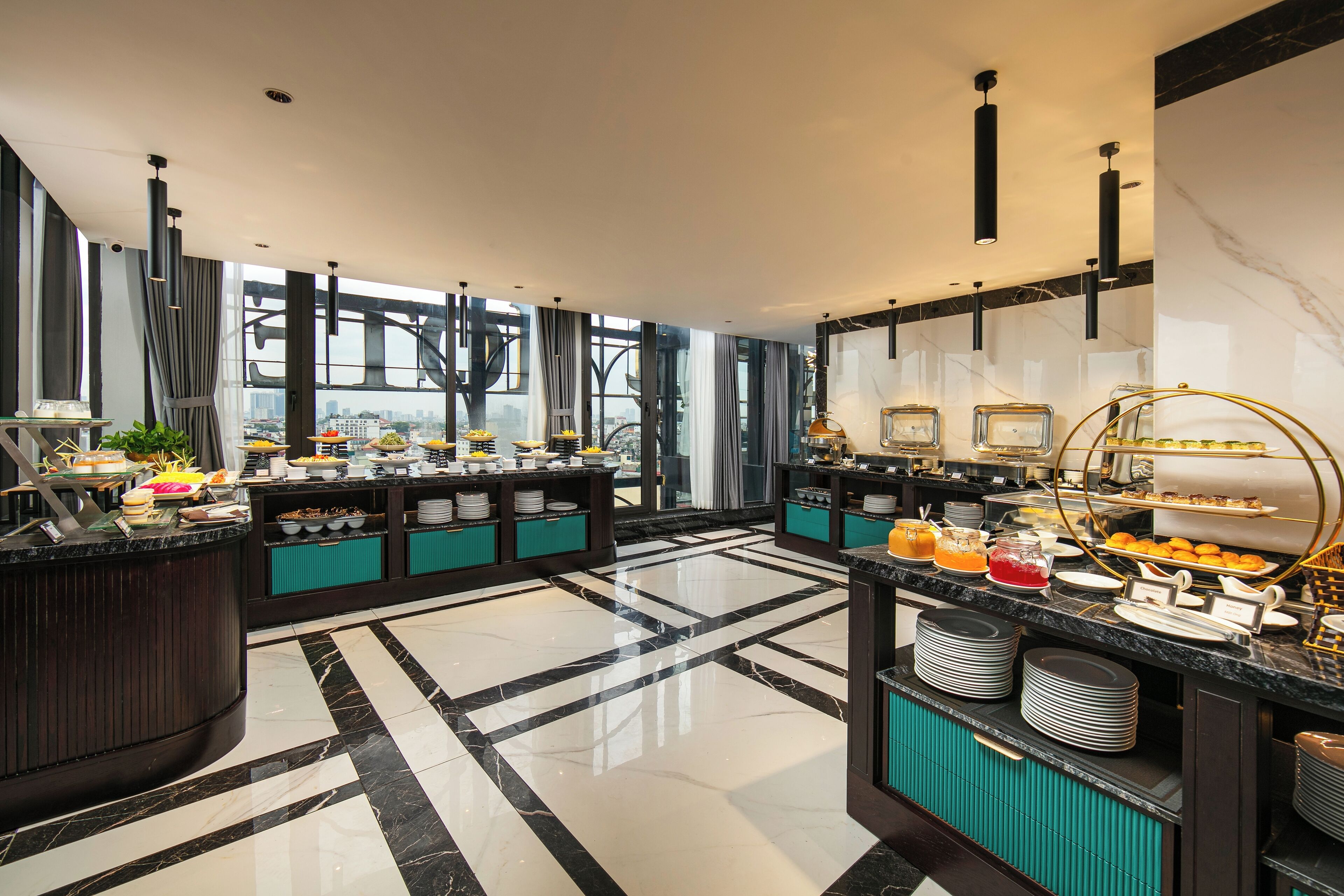 Daily buffet breakfast (VND 350000 per person)