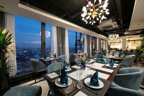 Breakfast, lunch and dinner served - May De Ville Lakeside Hotel (Hanoi)