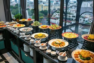 Daily buffet breakfast (VND 350000 per person)