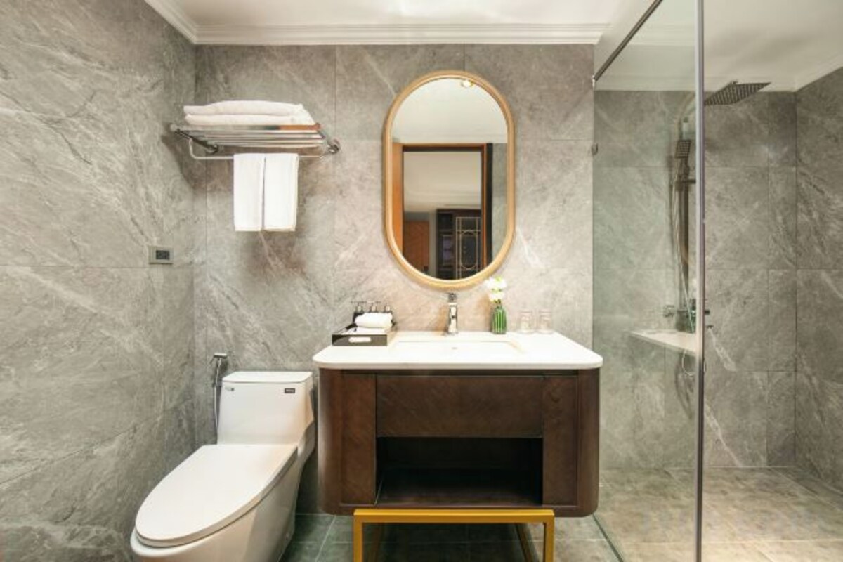 Bathroom | Free toiletries, hair dryer, bathrobes, slippers