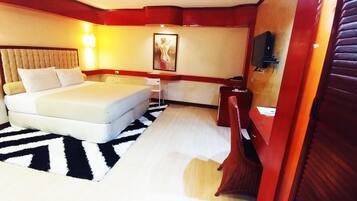 1 bedroom, Egyptian cotton sheets, memory-foam beds, in-room safe