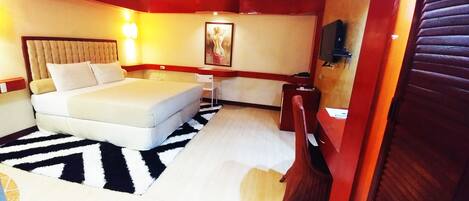 1 bedroom, Egyptian cotton sheets, memory-foam beds, in-room safe