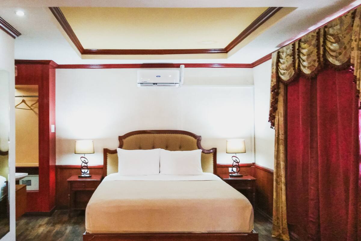 Suite, 1 King Bed | 1 bedroom, Egyptian cotton sheets, memory foam beds, in-room safe