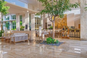 4 bares/lounges, 3 bares na praia, bar ao lado da piscina